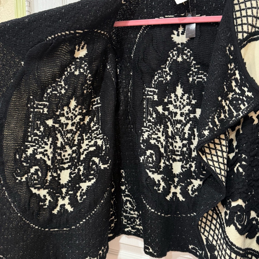 Neiman Marcus Black and Cream Cardigan - Picture 4 of 7